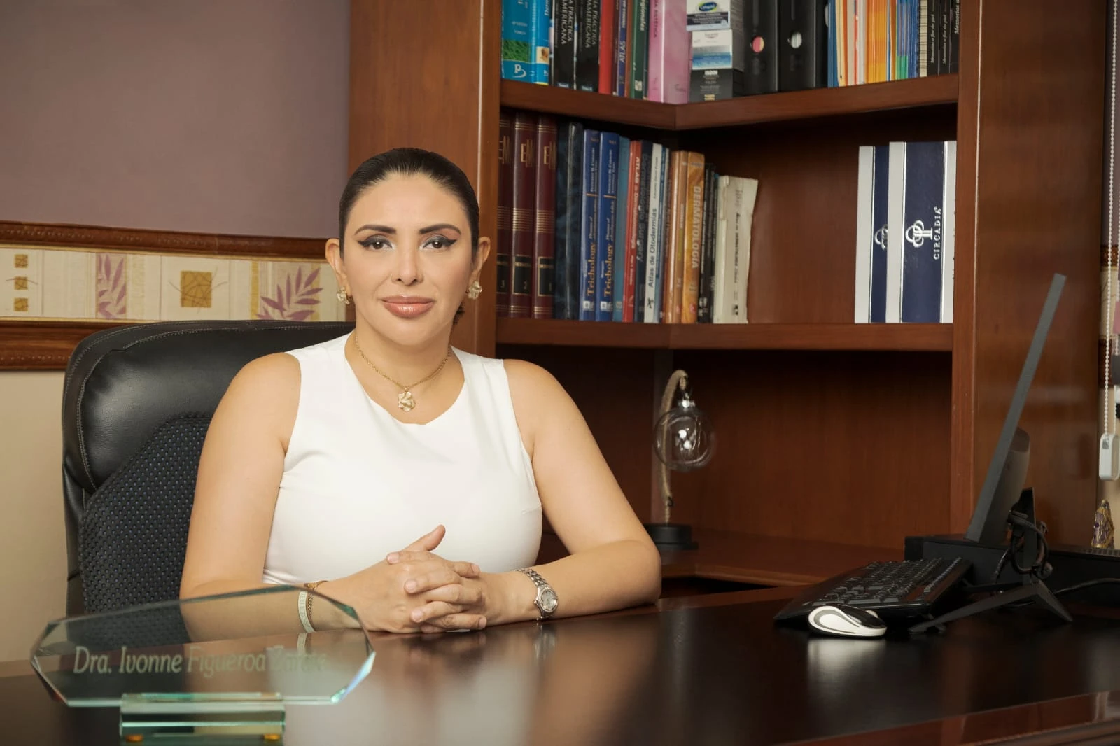 Dra. Ivonne Figueroa en su consultorio dermatológico